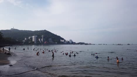 Nadadores-Y-Plano-General-De-Una-Playa-De-Vung-Tau-Temprano-En-La-Mañana-Soleada,-Vietnam