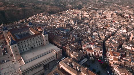 Eine-überführung-Per-Drohne-über-Die-Stadt-Toledo-Und-Den-Alcazar