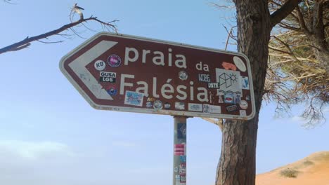 Nahaufnahme-Des-Praia-Da-Falesia-Wegweisers-Mit-Aufklebern-In-Der-Algarve,-Portugal