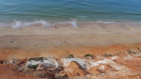 Blick-Von-Oben-Auf-Den-Strand-Von-Falesia,-Atemberaubende-Klippen-Und-Türkisfarbenes-Wasser,-Algarve