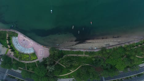 Blick-Von-Oben-Nach-Unten-Auf-Die-Uferpromenade-Von-Vung-Tau-Mit-Strand-Und-Park