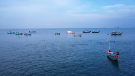 Barcos-De-Pesca-Anclados-Frente-Al-Puerto-Deportivo-En-Vung-Tau-Iin-Luz-De-La-Mañana-Temprano