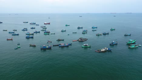Lufteinflug-über-Traditionelle-Vietnamesische-Fischerboote,-Die-Im-Morgenlicht-In-Vung-Tau-Verankert-Sind