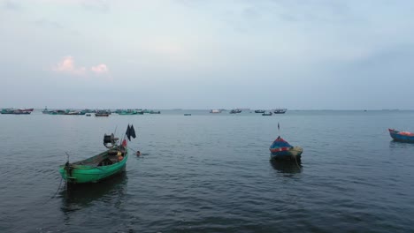Tiro-De-Seguimiento-Aéreo-De-Un-Pequeño-Grupo-De-Barcos-De-Pesca-Vietnamitas-Temprano-En-La-Mañana-En-Vung-Tau