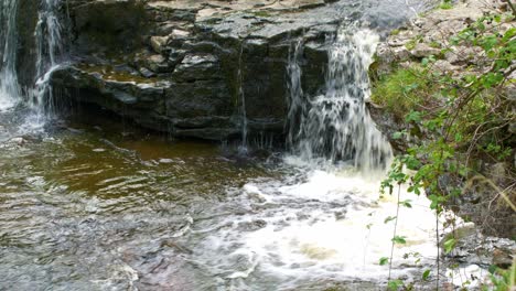 Schöne-Fließende-Wasserfallkaskade-Yorkshire-Am-Sonnigen-Tag-4