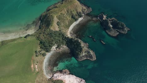 Luftdrohnenflug-über-Die-Flusskrebsbucht-Entlang-Der-Ostküste-Von-Neuseeland-An-Einem-Klaren-Sommertag