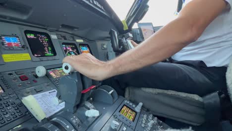 Close-view-of-the-flight-controls-and-engine-throttles,-copilot-side,-during-the-approach