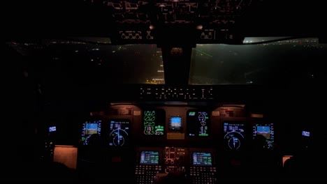 Exklusive-Nachtansicht-Eines-Jet-Cockpits-Während-Einer-Echten-Nachtlandung-Auf-Dem-Flughafen-Von-Palma-De-Mallorca