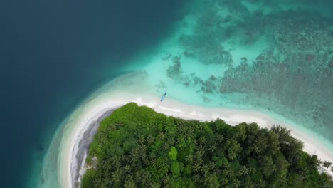 Drohnenvideo-Unbewohnte-Tropische-Insel-Aus-Nächster-Nähe---Mentawais-Sumatra-Indonesien---4k---Herumfliegen-Und-Darauf-Fliegen