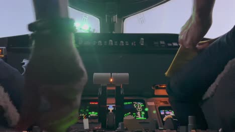 Atemberaubende-Aussicht-Auf-Ein-Jet-Cockpit-Während-Des-Zurückschiebens,-Während-Die-Piloten-Die-Triebwerke-Starten
