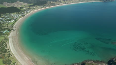 Drone-Elevándose-Sobre-La-Bahía-De-Opito-En-La-Impresionante-Península-De-Coromandel