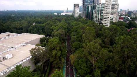 Luftdrohnenaufnahme-Der-Läufer-Des-Marathons-In-Mexiko-Stadt,-Die-Durch-Das-Nationalmuseum-Für-Anthropologie-Laufen