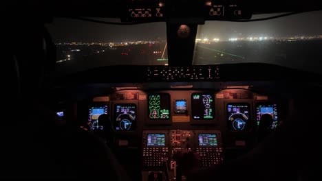 Vista-Nocturna-Exclusiva-De-La-Cabina-De-Un-Jet-Durante-Un-Aterrizaje-Nocturno-Real