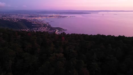 Blick-Auf-Den-Sonnenuntergang-über-Den-Hafen-Vom-Hügel
