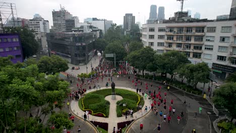 fixed-drone-shot-of-the-runners-of-the-mexico-city-marathon-in-polanco-heading-towards-the-finish-line