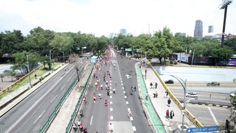 frontal-drone-shot-of-the-runners-of-the-city-marathon-as-it-passes-through-avenida-refoma