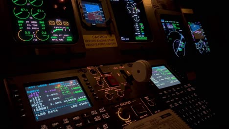 Exklusive-Nachtansicht-Eines-Jet-Cockpits-Während-Eines-Nachtflugs,-Während-Der-Copilot-Den-Fahrwerkshebel-Nach-Unten-Wählt