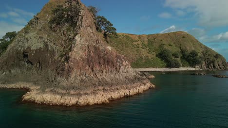 Rocky-clifftops-of-Options-Bay,-Coromandel-Peninsula-New-Zealand