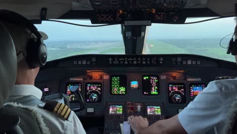 Einzigartige-Ansicht-Eines-Jet-Cockpits-Bei-Einer-Echten-Landung-Auf-Der-Landebahn