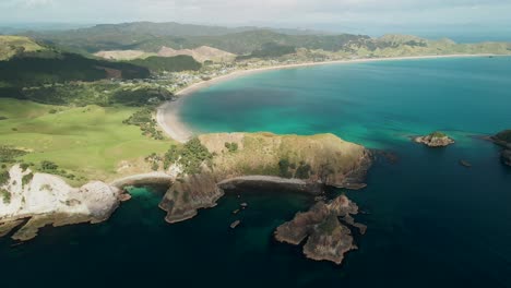 Filmische-Wolken,-Die-über-Die-Opito-Bay-Entlang-Der-Ostküste-Neuseelands-Rollen