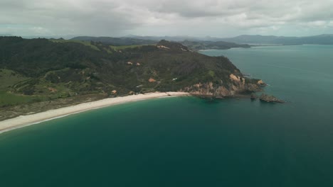 Drohne,-Die-Langsam-An-Einem-Strand-In-Neuseeland-Anland-Kommt
