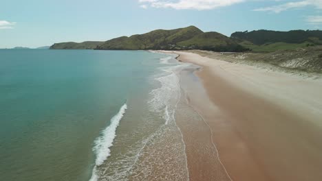 Wellen-Rollen-Entlang-Der-Küstenlinie-Von-Neuseelands-Obama-Beach