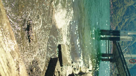 Wellen-Treffen-Auf-Den-Hafen-An-Der-Küste-Des-Comer-Sees-In-Italien