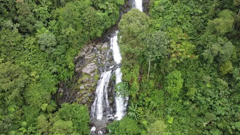 Drohnenvideo-Eines-Unberührten-Wasserfalls-Im-Tiefen-Dschungel-Von-Sumatra---Indonesien