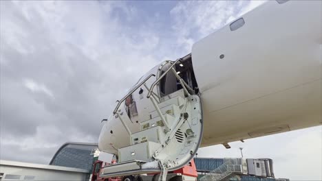 Mittelgroße-Jet-Crew-Beim-Treppensteigen-Zum-Flugzeug