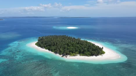 Drohnenvideo-Unbewohnte-Tropische-Insel-Mentawais-Sumatra-Indonesien-4k-Herumfliegen