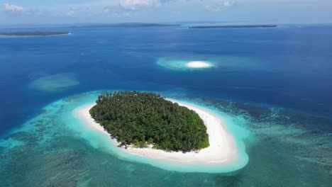 Drohnenvideo-Unbewohnte-Tropische-Insel-Mentawais-Sumatra-Indonesien-4k-Fliegen-Weiter