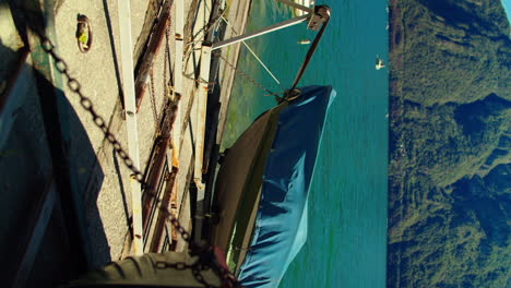 Schöner-Hafen-An-Der-Küste-Des-Comer-Sees-In-Italien-Mit-Festgemachten-Fischerbooten