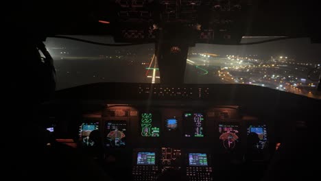 Exklusiver-Nachtblick-Auf-Ein-Jet-cockpit-Während-Der-Landung-Auf-Dem-Internationalen-Flughafen-Valencia