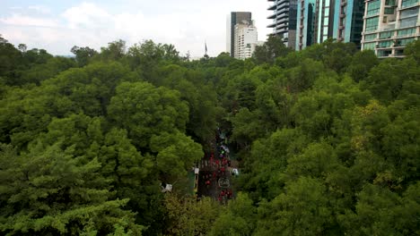 Luftdrohnenaufnahme-Der-Läufer-Des-Marathons-In-Mexiko-Stadt,-Die-Durch-Das-Nationale-Auditorium-Laufen
