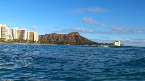Waikiki-Beach-Surfen,-Reisen,-Urlaub,-Tourismus