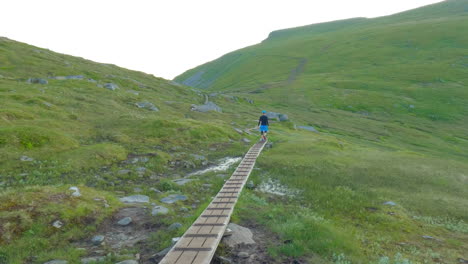 Einheimischer-Norwegischer-Wanderer-Auf-Dem-Weg-Zur-Weltberühmten-Wanderung-Ryten-Auf-Den-Lofoten