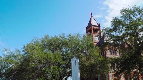 Altes-Bezirksgebäude-In-Texas-über-Bäumen