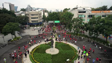 Frontale-Drohnenaufnahme-Der-Läufer-Des-Mexico-City-Marathons-In-Polanco-Auf-Dem-Weg-Ins-Ziel