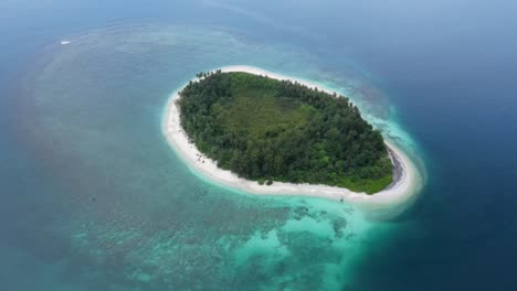 Drohnenvideo-Unbewohnte-Tropische-Insel-Aus-Nächster-Nähe---Mentawais-Sumatra-Indonesien---4k---Herumfliegen