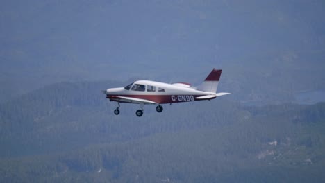 Estudiante-Piloto-Volando-En-Un-Avión-De-Pistón-De-Un-Solo-Motor,-Vista-Aire-aire