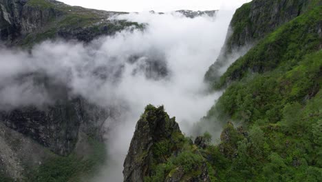 Paisaje-Nublado-En-El-Valle-Simadal-En-Noruega