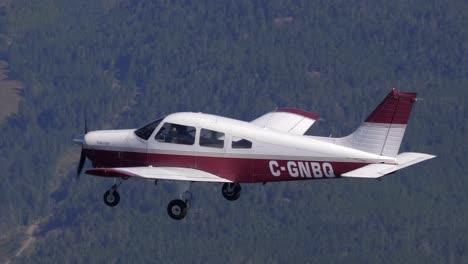 Kleine-Kanadische-Registrierte-Piper-PA-28-Fliegende-Formation-Luft-zu-Luft-Ansicht