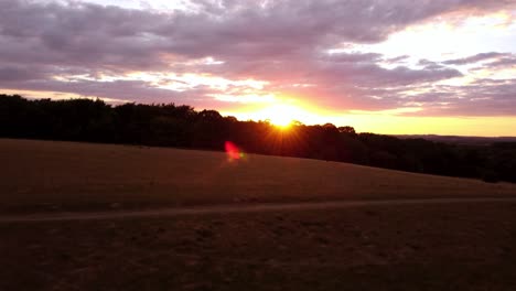 Auf-Dem-Weg-Zu-Einem-Atemberaubenden-Sonnenuntergang-Himmel-Luftaufnahme-über-Felder-In-Hitchin,-Hertfordshire,-England,-Vereinigtes-Königreich