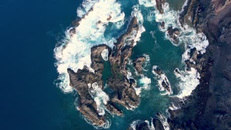 Blick-Von-Oben-Auf-Die-Von-Wellen-Umgebenen-Felsen-Auf-Den-Kanarischen-Inseln