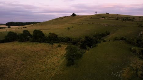 Bewegt-Sich-Langsam-Weg-Von-Einem-Atemberaubenden-Rosa-Lila-Sonnenuntergang-Himmel-Luftaufnahme-über-Feldern-In-Hitchin,-Hertfordshire,-England,-Uk