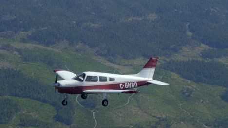 Piper-Cherokee-Small-Plane-Flying,-Parallax-Formation-Footage