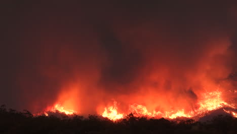 Incendio-Forestal-Fairview-Fuego-Al-Rojo-Vivo-Naranjas-Grandes-Llamas-Humo-Negro-Noche