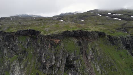 Schöne-Landschaft-Der-Felsigen-Berge-In-Norwegen-Luftaufnahme