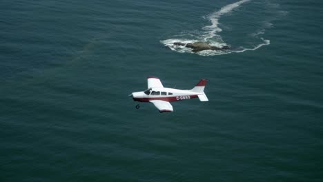 Einmotoriges-Privatflugzeug,-Das-über-Das-Meer-Fliegt,-Luft-zu-Luft-Ansicht