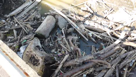 Fluss-Verstopft-Mit-Plastikmüll-In-Bali-Indonesien-Verschmutzte-Natürliche-Umwelt,-Stagnierendes-Holz